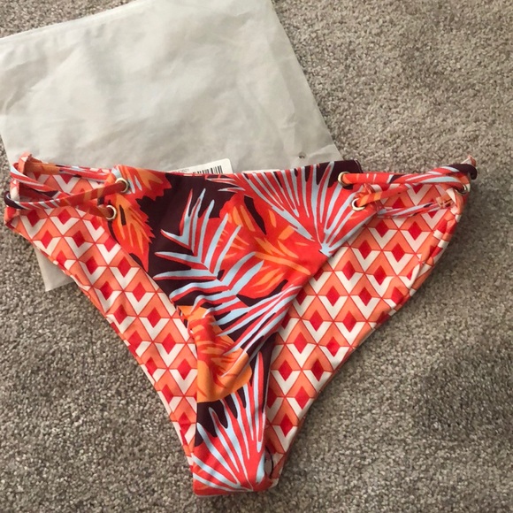 Bikini - Picture 2 of 7